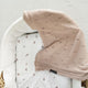 LullaLove Åben baby tæppe 80x100 cm daisy caramel beige